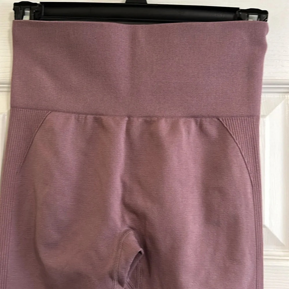 Stretchy Yoga / Workout Leggings with Scrunchy Butt - Mauve Small - Picture 2 of 5